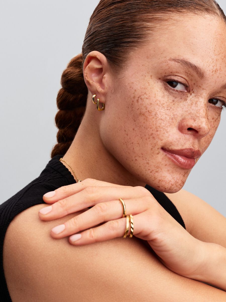 Brincos Huggie Torcidos Revestimento de ouro 14k