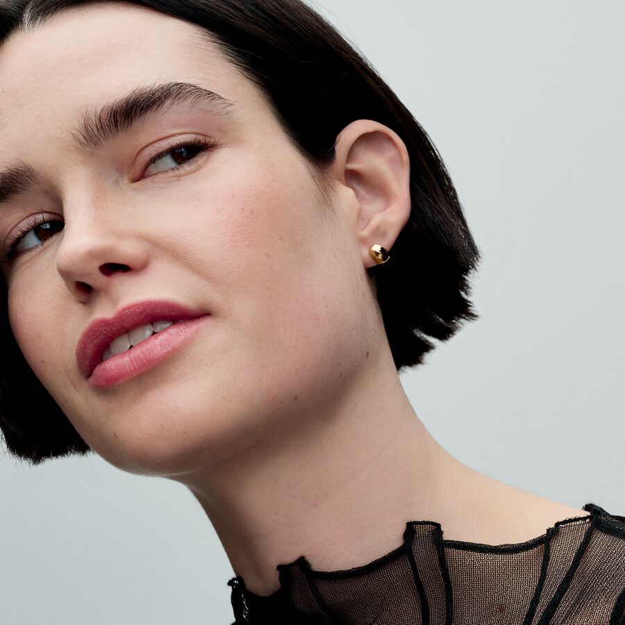 Brincos de espigão com design orgânico