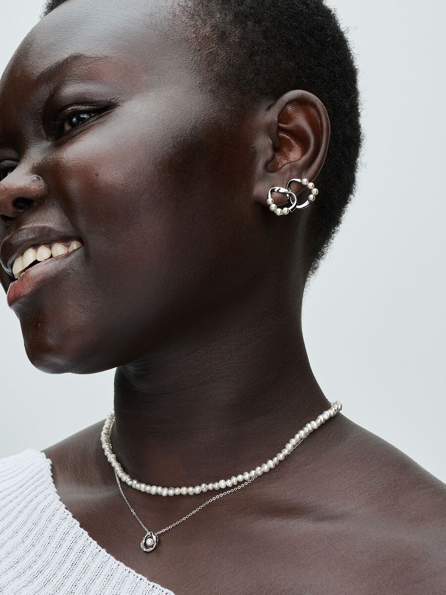 Brincos espigão círculo de forma orgânica e pérolas de cultura de água doce tratadas